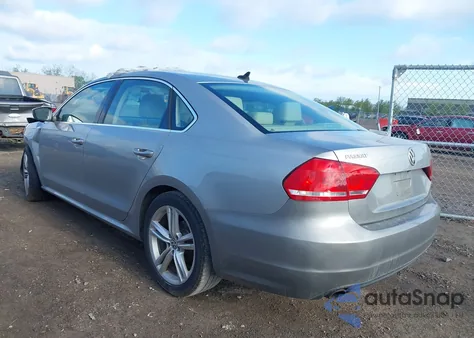 2014 Volkswagen Passat 1.8T Se z USA, uszkodzony, nr VIN 1VWBT7A33EC051576